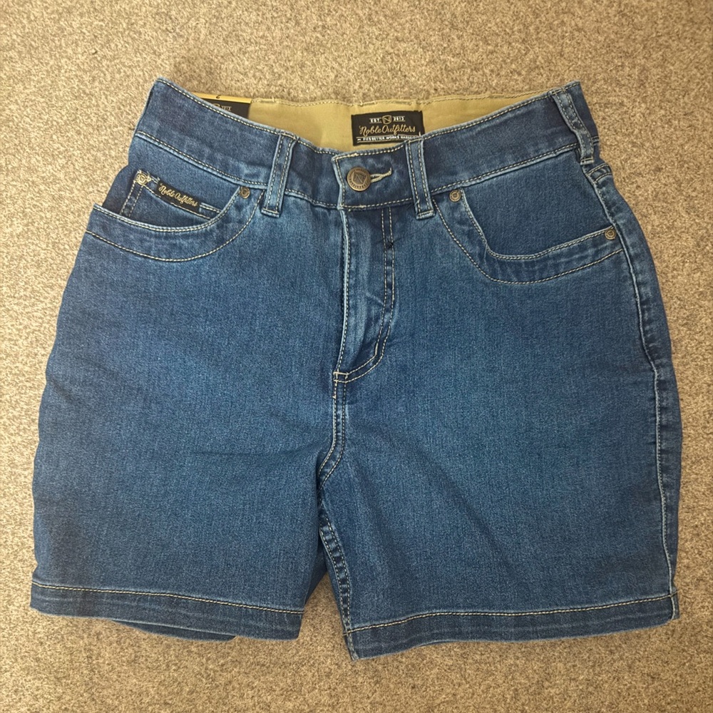 NWT- Noble Outfitters Women's Tug-Free Series 5" Denim Shorts . Size 2